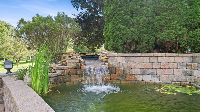 320 Robertson Rd — photo 3