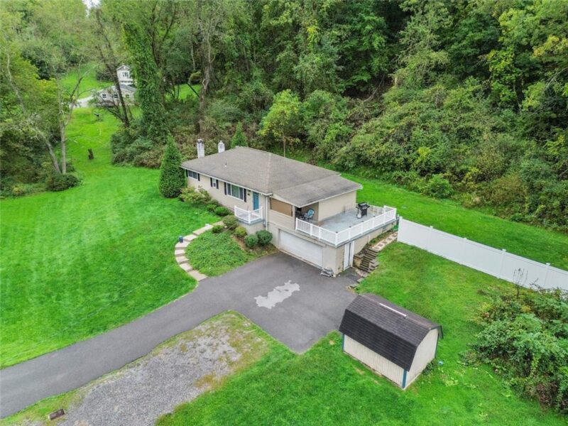 321 Logan Rd — photo 2