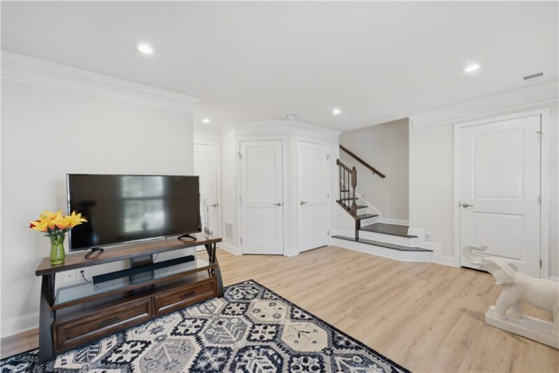 444 Fairmont Dr — photo 3