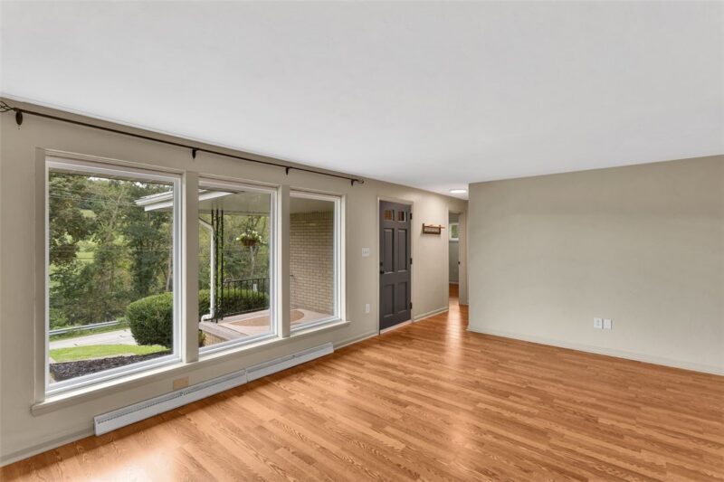 303 Pine Dr — photo 2