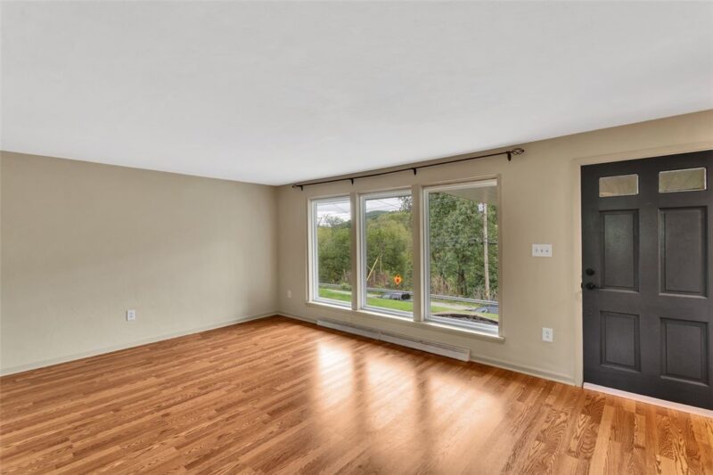 303 Pine Dr — photo 3