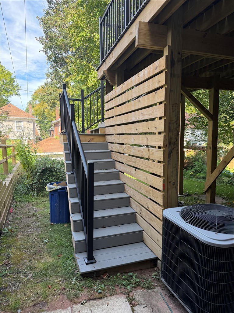 520 Lloyd St — photo 3