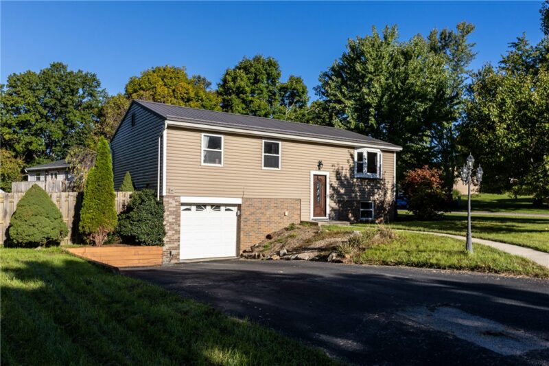 598 Joan Street — photo 2
