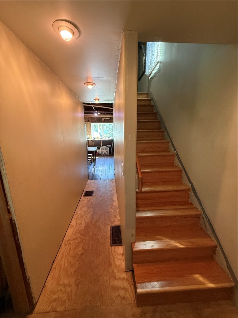 110 E Maple St — photo 8