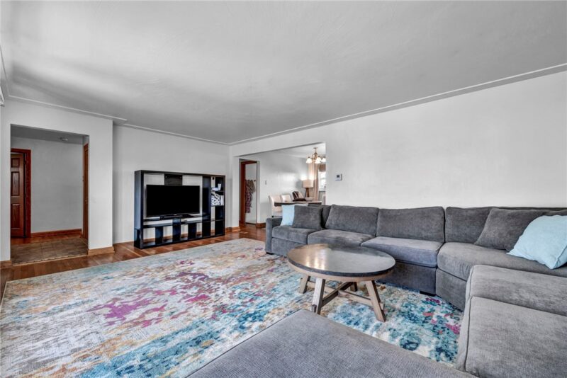111 S Hitchman — photo 3