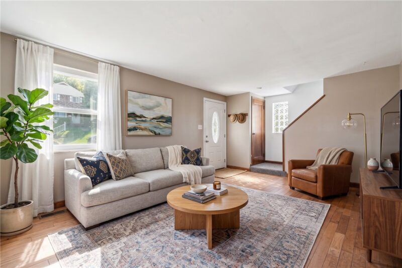 126 Windsor Dr — photo 2