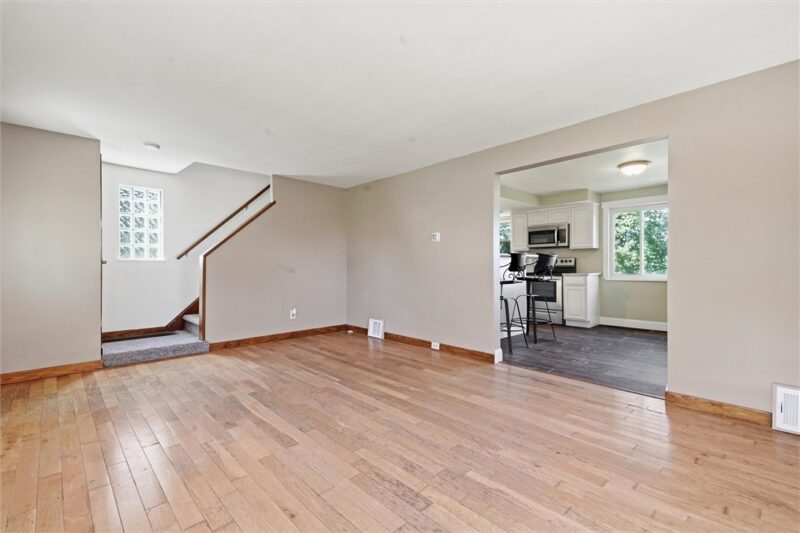 126 Windsor Dr — photo 5