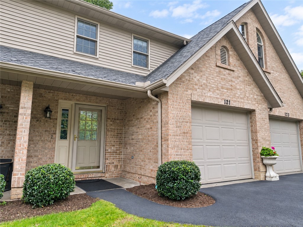 121 Windy Drive — photo 1