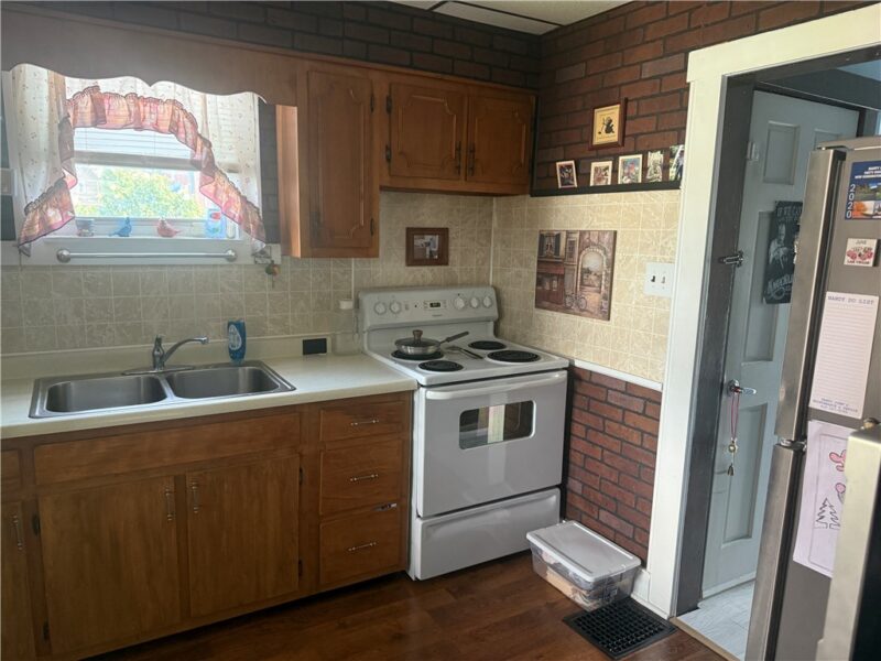1339 Burrell Ave — photo 2