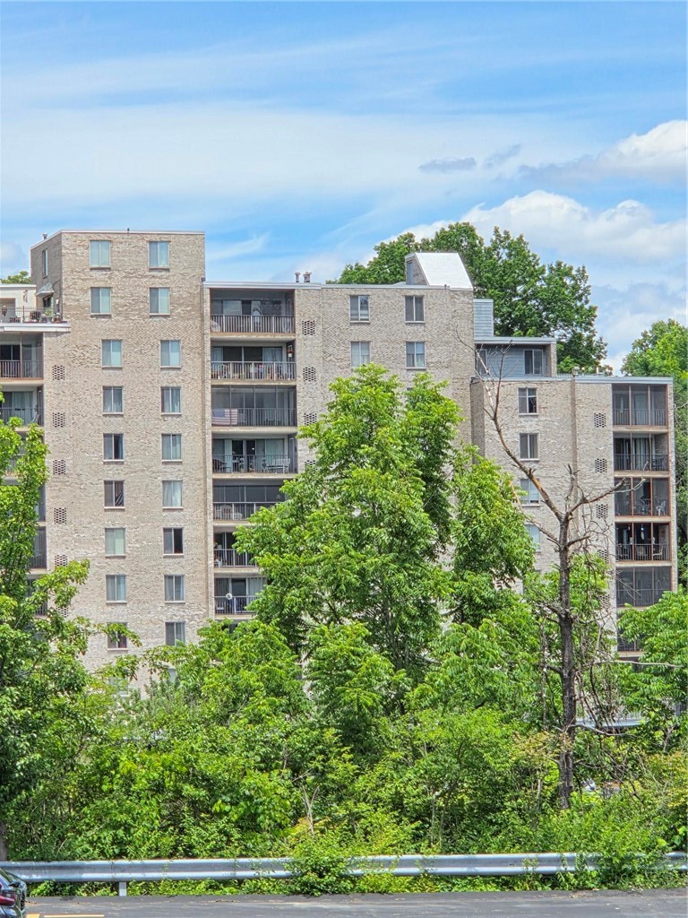 2120 Greentree Road 102E — photo 1