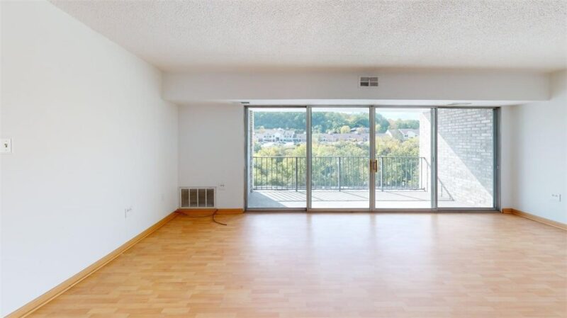 2120 Greentree Road 102E — photo 8