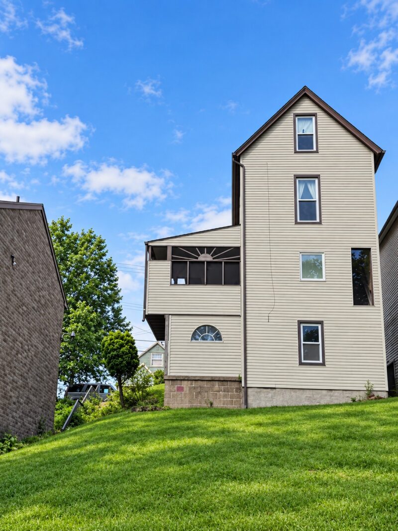 1424 Summit STREET — photo 3