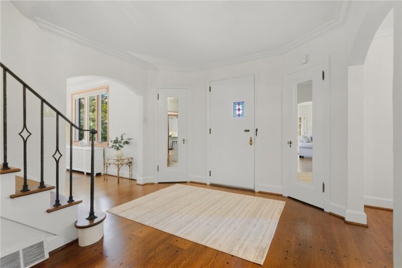 221 Lingrove Place — photo 8
