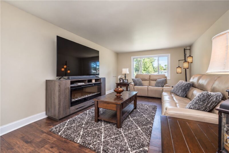 345 Pinehaven Drive — photo 2
