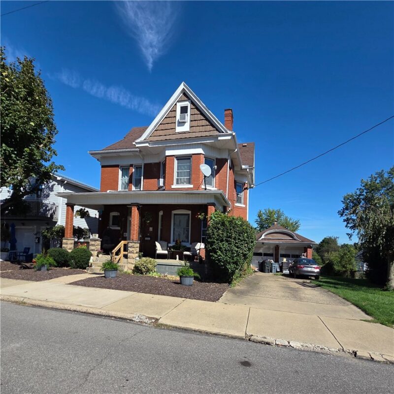 220 Grace Ave — photo 2