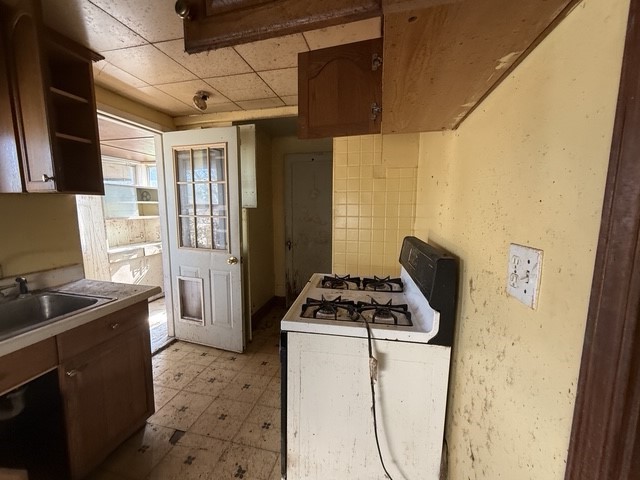 641 Thompson Ave — photo 7