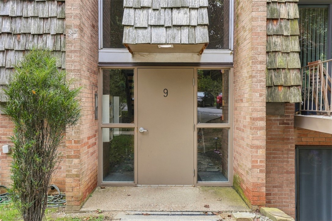 913 Forest Green Dr — photo 1
