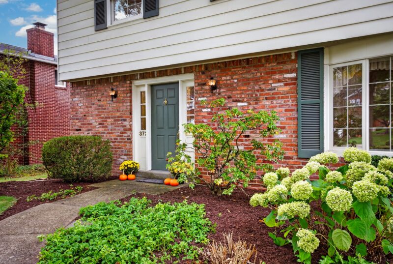 372 Cavan Dr — photo 2