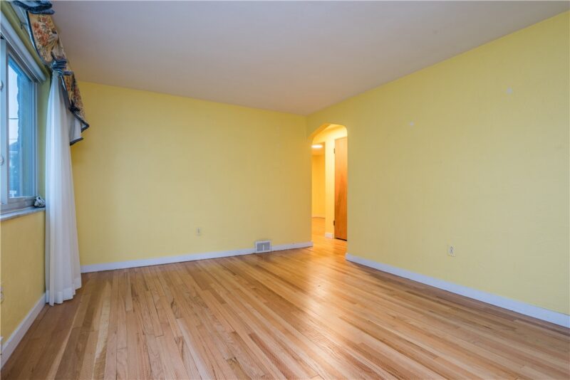 1346 Kinmount — photo 7