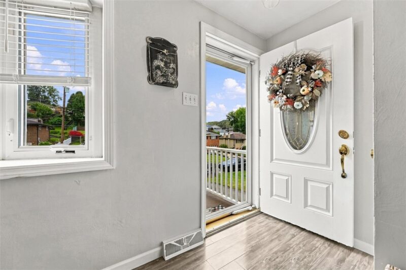 560 Semple Dr — photo 3