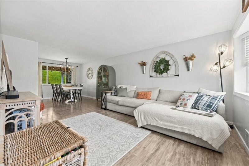 560 Semple Dr — photo 4