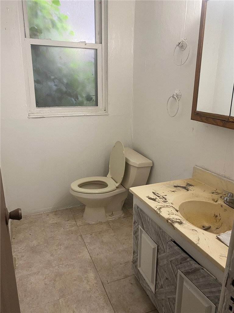 2230 Webster Ave — photo 4