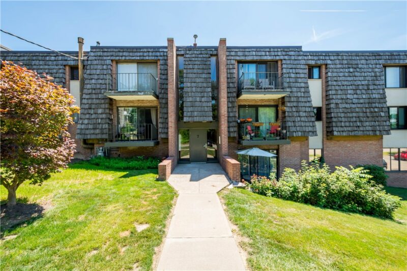 734 Forest Green Drive — photo 2