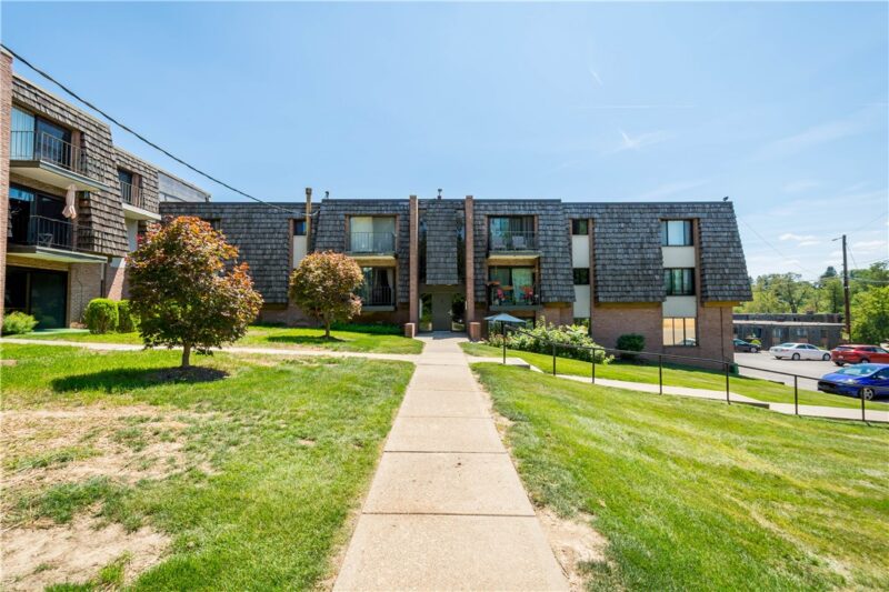 734 Forest Green Drive — photo 3