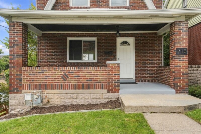 715 Rossmore Ave — photo 2
