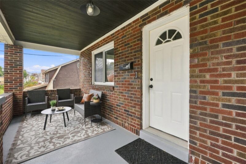 715 Rossmore Ave — photo 3