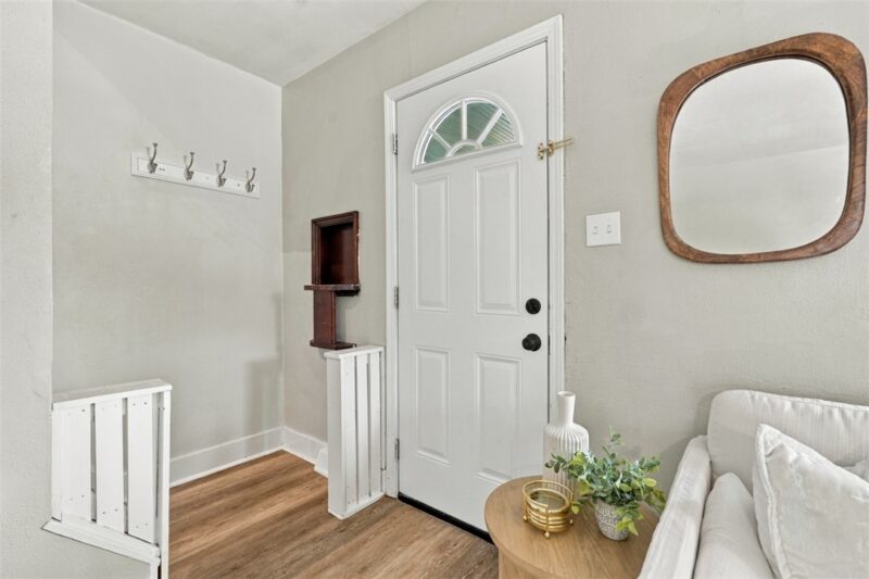 715 Rossmore Ave — photo 4