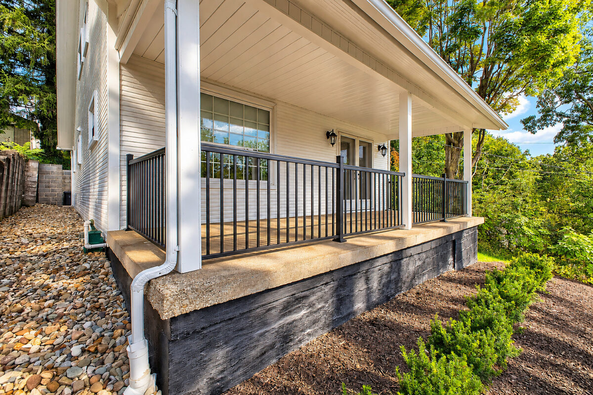 301 Silvis Street — photo 1