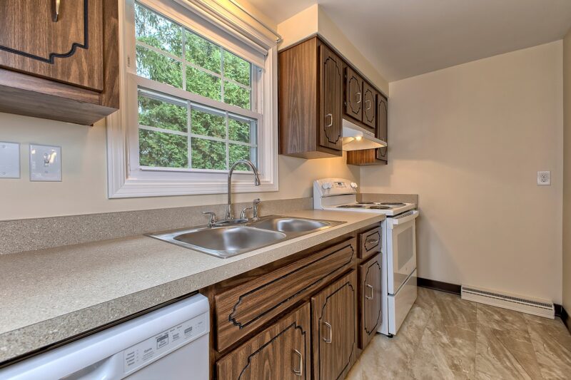 301 Silvis Street — photo 4