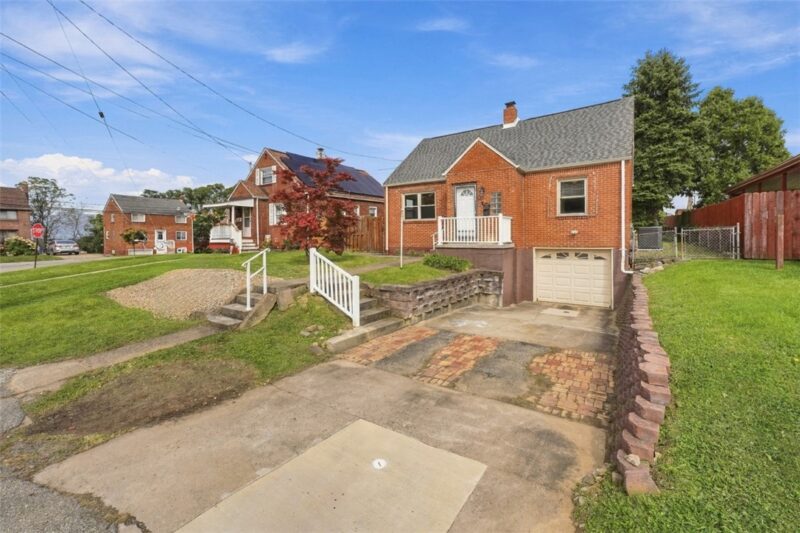 2230 Duchess Ave — photo 2