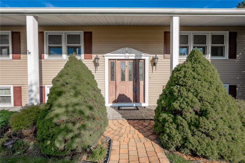 910 Country Ln — photo 2