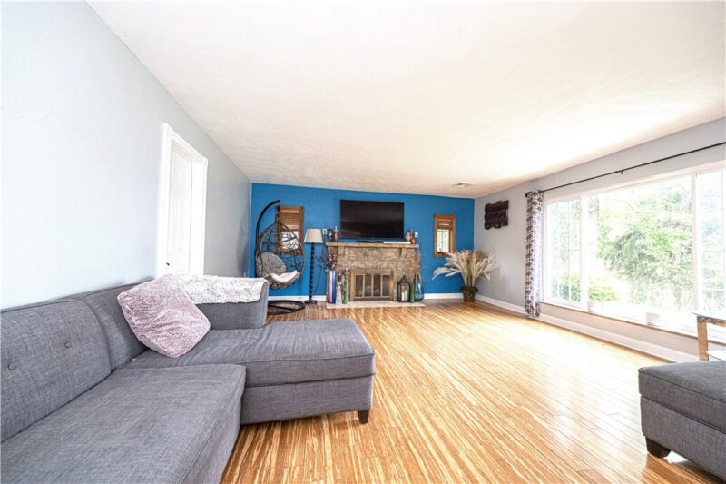 715 Powers Dr — photo 4