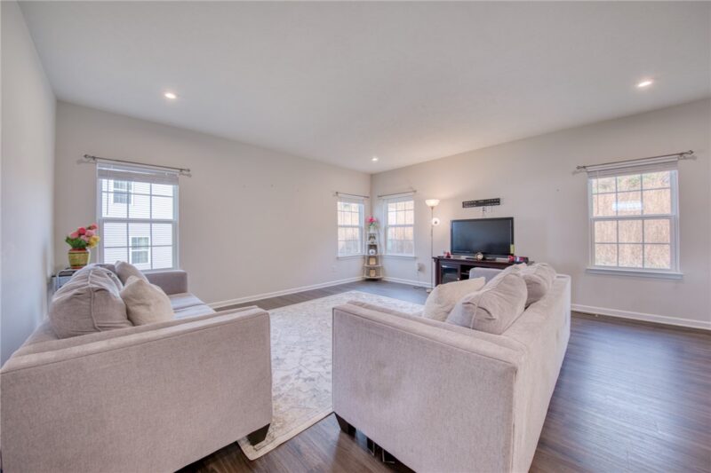 405 Creekside Ct — photo 4