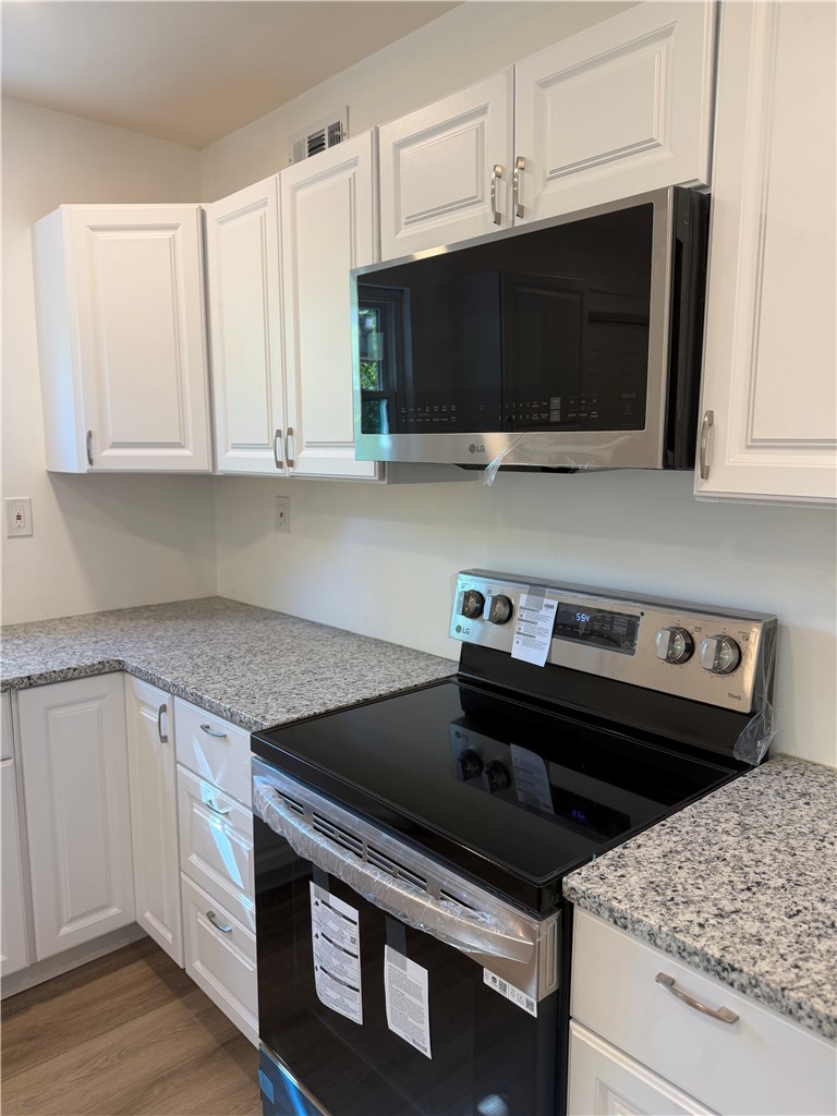 3426 Webster Ave — photo 8