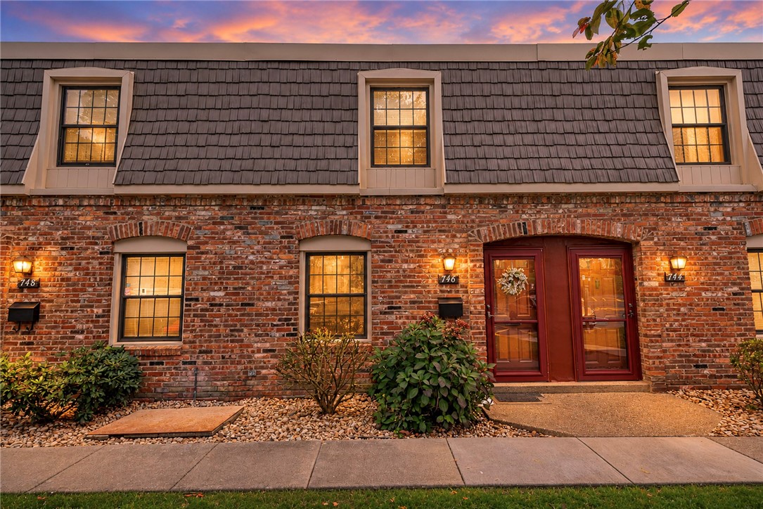 746 Carriage Cir — photo 1