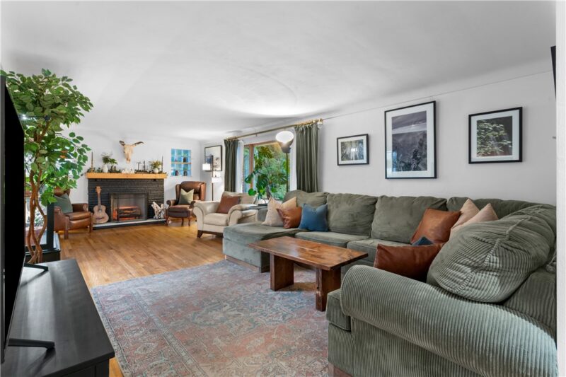 1260 Laurel Hill Drive — photo 2