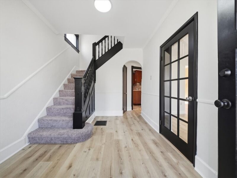320 Raymond St — photo 3