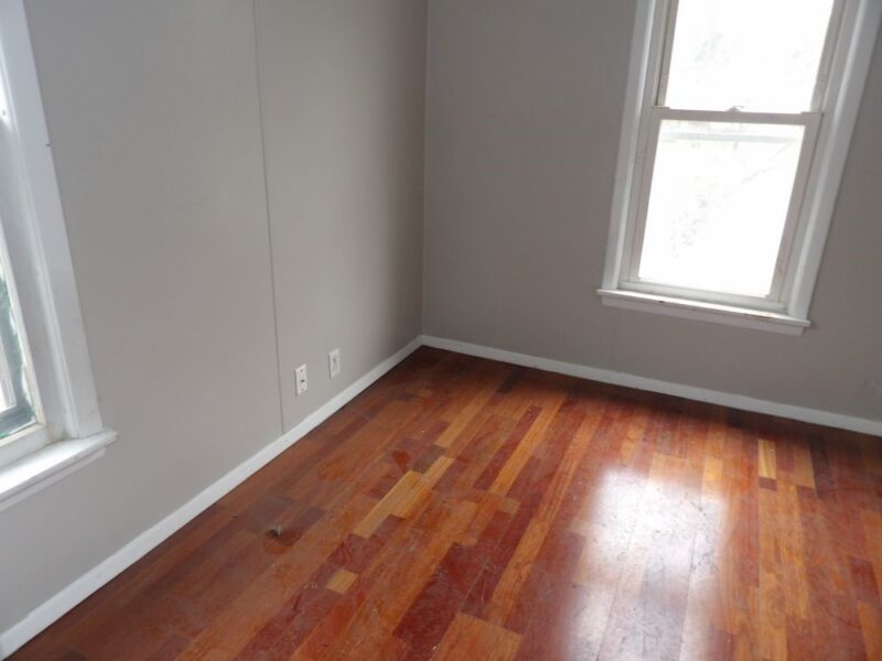 806 E 4th St — photo 2