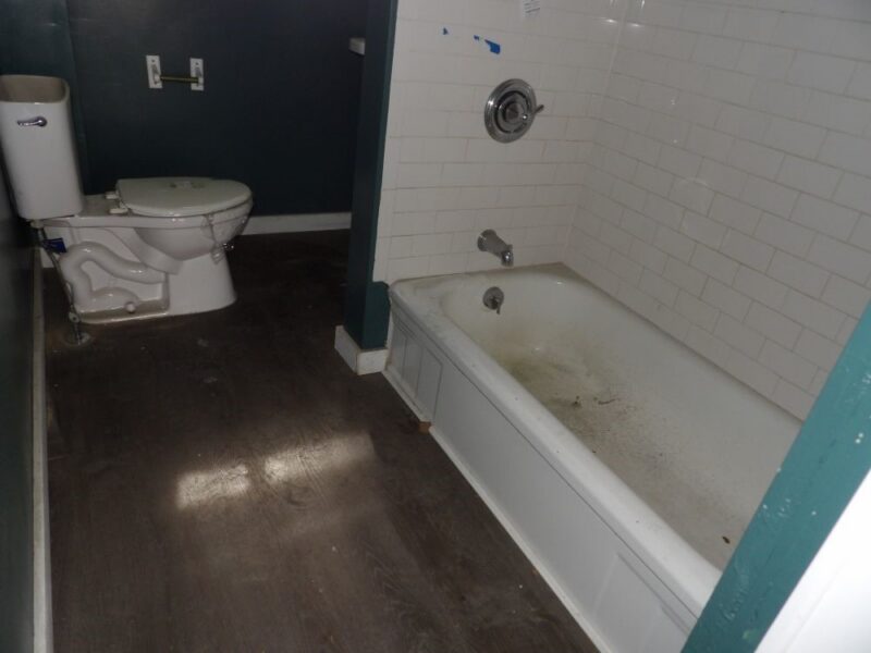 806 E 4th St — photo 5