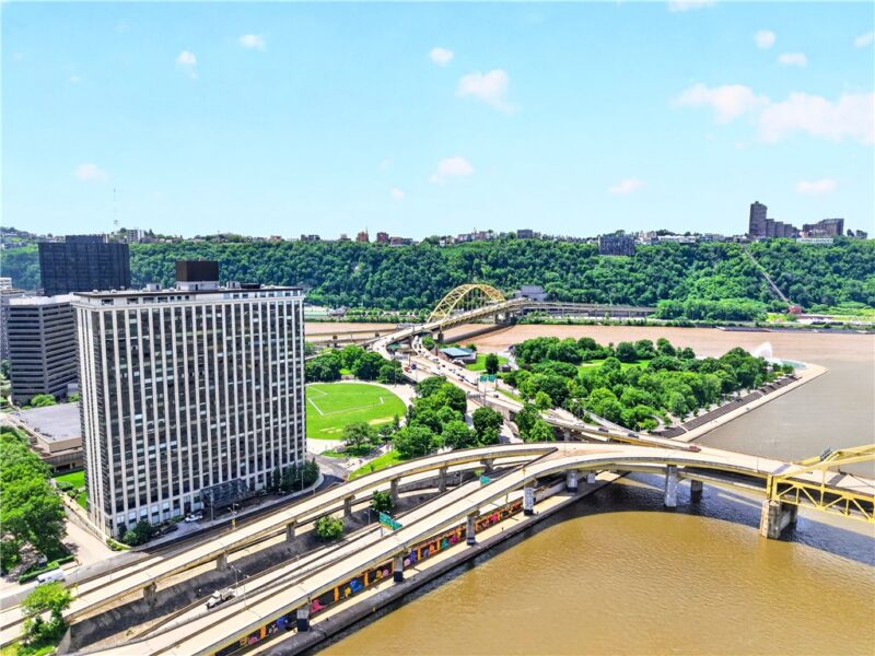 320 Fort Duquesne Blvd 12L — photo 3