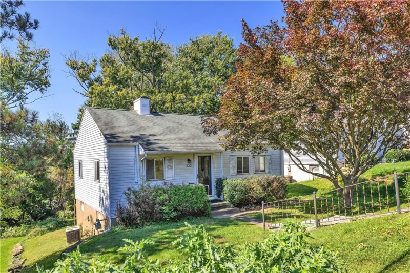 222 Victoria Drive — photo 2