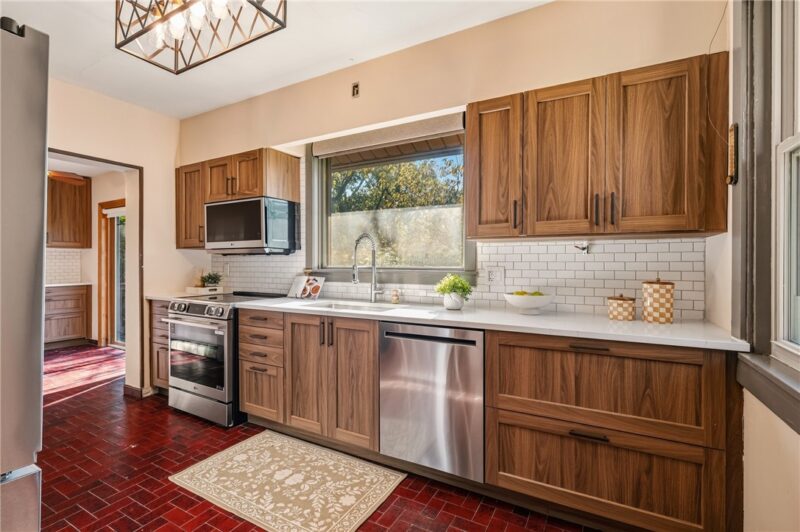 218 Elmore Rd — photo 3