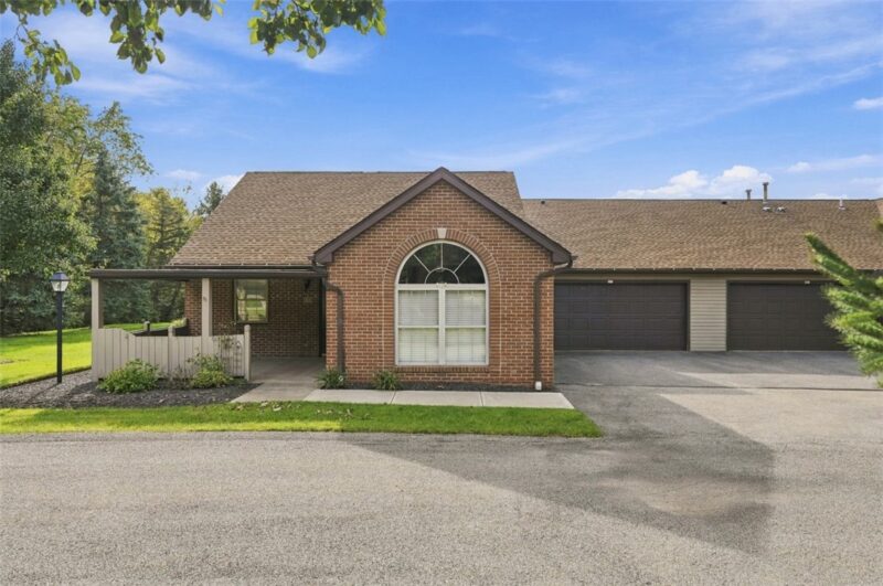 133 Barrington Drive — photo 2