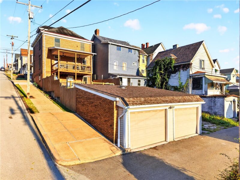 100 Thompson Ave — photo 5