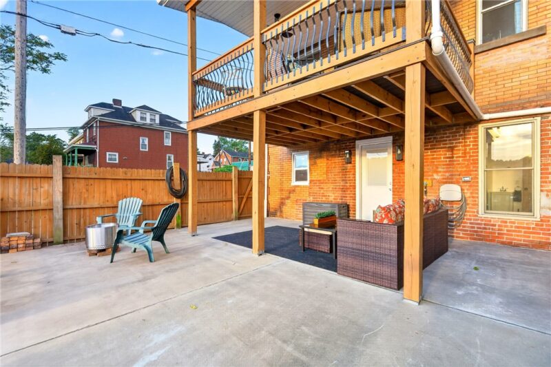 100 Thompson Ave — photo 6