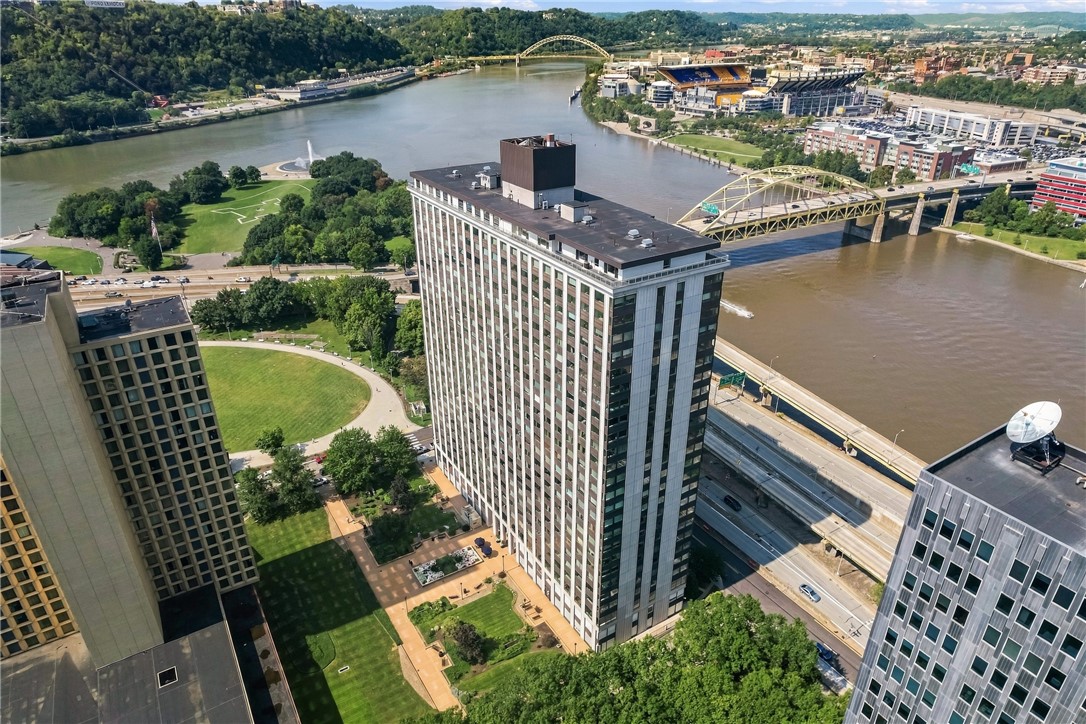 320 Fort Duquesne Blvd 25L — photo 1